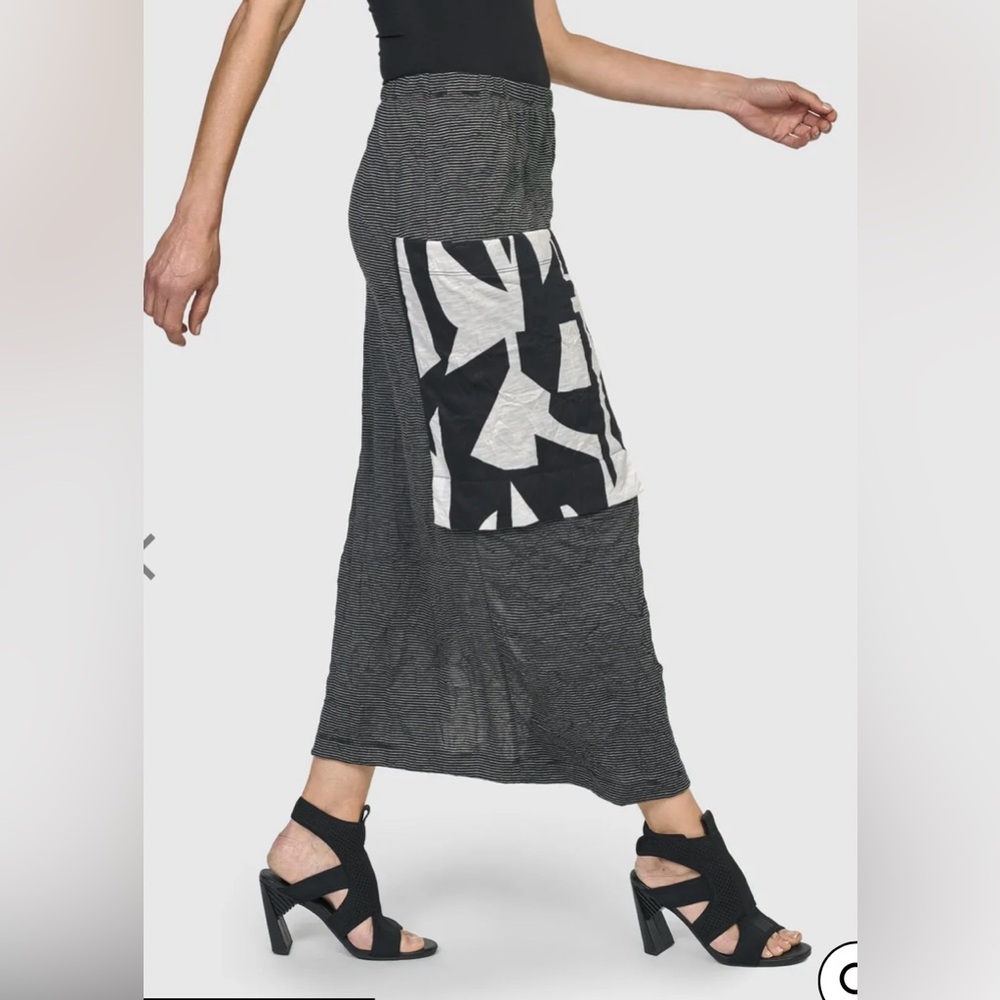 Alembika Shortwave Crinkle Pencil Skirt, Size 2 (US 8-10) NWT